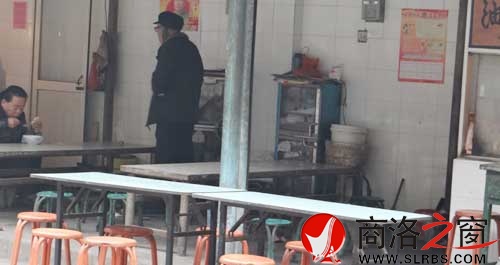 早餐結(jié)束后，攤點的餐桌下滿是廢棄的垃圾。