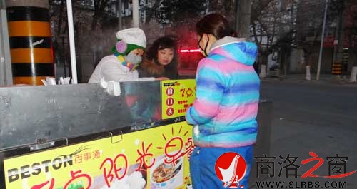 1月10日，天還沒有完全亮，李亞婷就在市區(qū)商中路口招呼前來購買早餐的顧客。