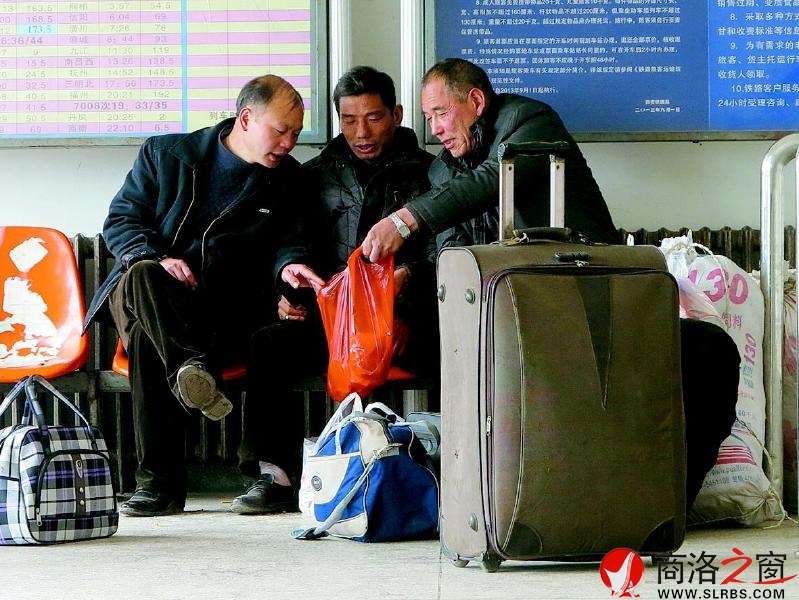 他們?nèi)齻€人坐在一起，面前放著大大小小的行李包