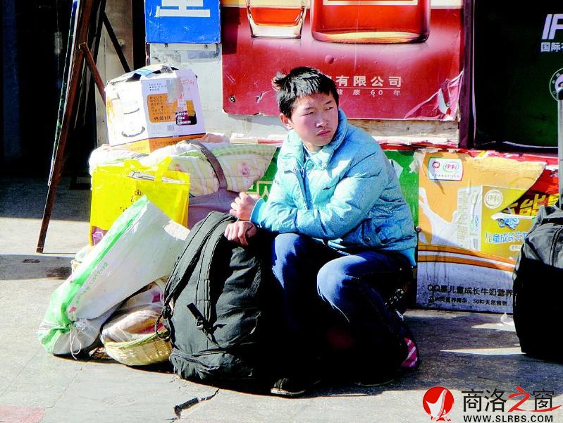 一個人，一堆行李。他看上去還是一個稚氣未脫的孩子