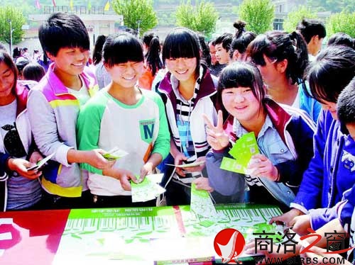 4月30日，“綠書簽行動(dòng)2014”系列宣傳活動(dòng)給丹鳳縣資峪鎮(zhèn)九年制學(xué)校捐贈(zèng)價(jià)值2萬余元的圖書