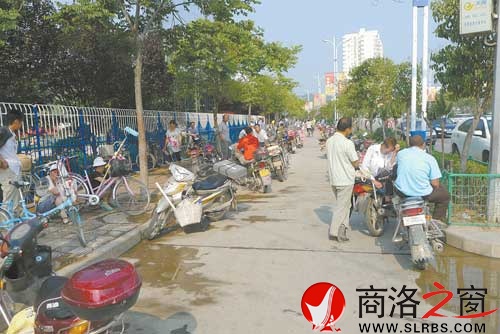 整頓前，務(wù)工人員集中在馬路上。