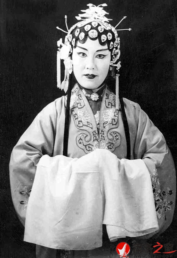 1978 年，敬素貞在二黃《楊門女將》中飾演柴郡主。
