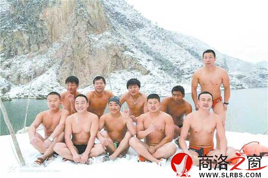 商洛市冬泳愛好者張暉、崔小東、孟丹平、魚鵬等參加冬泳后合影。