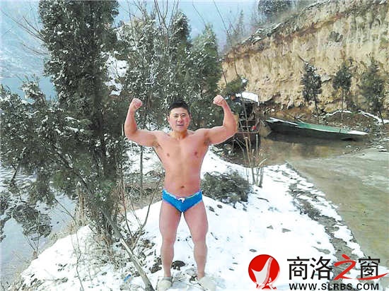 被譽(yù)為商洛冬泳隊(duì)形象代言人的張暉，上岸后不忘秀一下肌肉。