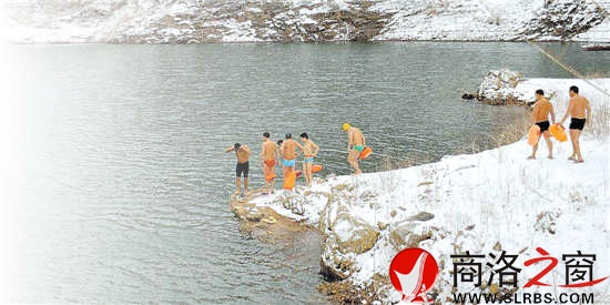 冬泳愛好者冒著嚴(yán)寒踩著積雪準(zhǔn)備下水游泳