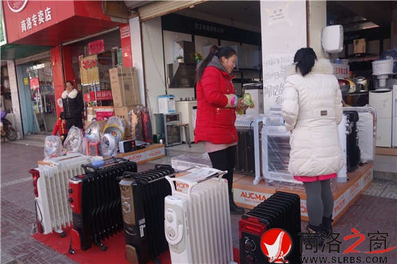 寒冬時節(jié)，市區(qū)商州商城里賣取暖小家電的商鋪生意興隆，不時有顧客前來詢問購買。