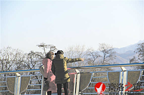 站在環(huán)城北路上，商洛市區(qū)盡收眼底，環(huán)城北路已經(jīng)成為商洛城市的一條觀景路。