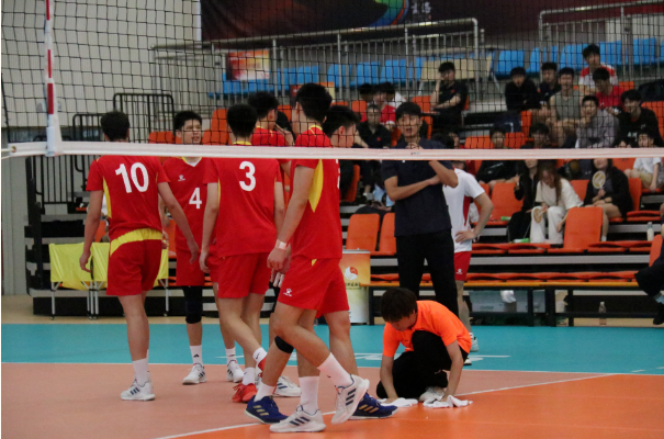 記錄、擦地、撿球......U19賽場上這群商洛年輕人很忙