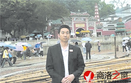 陳志民，網(wǎng)名草衣木食，1968年生于丹鳳，曾在軍中多年，現(xiàn)任北京某勘察公司董事。