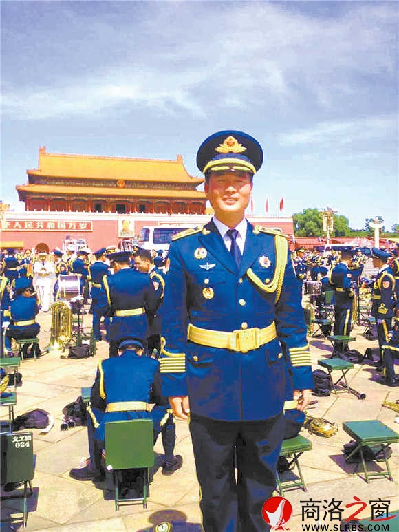 閱兵結(jié)束后，陳沖趕緊讓戰(zhàn)友為自己拍照留念，把這一激動時刻永遠定格。