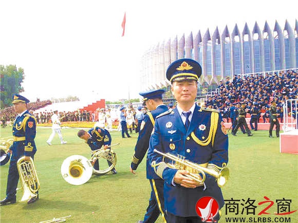 陳沖在閱兵村參加合唱團合練。