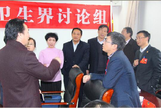 2月5日下午，市政協(xié)四屆一次會議科技、體育、醫(yī)療衛(wèi)生界委員在小組討論休息時間，還在熱烈討論提案修改的幾個細節(jié)問題。