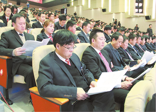 2月5日上午，市四屆人大一次會議開幕，出席大會的市人大代表認真聆聽政府工作報告。