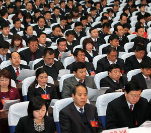 人大代表、政協(xié)委員認(rèn)真聽取市人大常委會(huì)工作報(bào)告和兩院工作報(bào)告