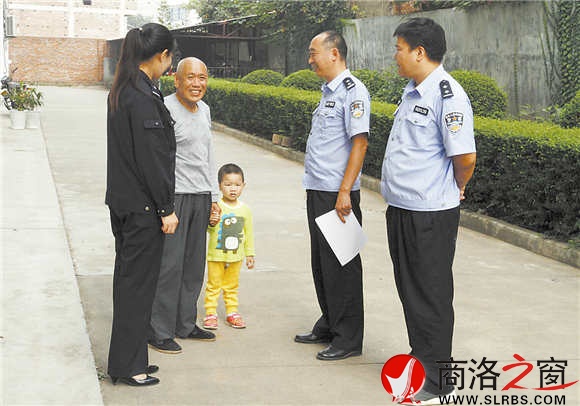 魏書江（右二）在小區(qū)做民情調(diào)查