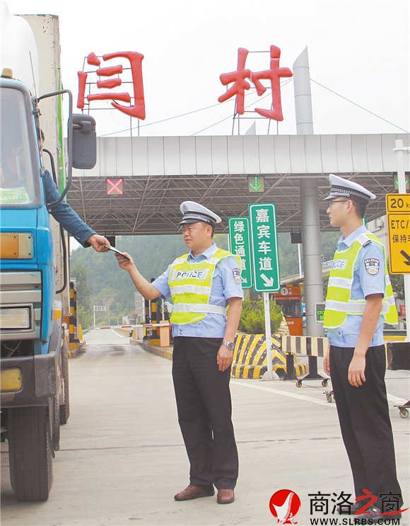 龍軍對(duì)過往車輛進(jìn)行檢查