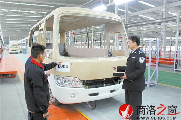 入冬以來，安建明多次深入園區(qū)企業(yè)進(jìn)行安全檢查，確保企業(yè)生產(chǎn)安全。