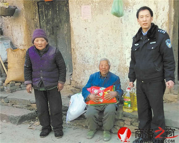 困難群眾是彭江濤的“親人”，逢年過節(jié)彭江濤總要上門慰問并給他們送些生活必需品。
