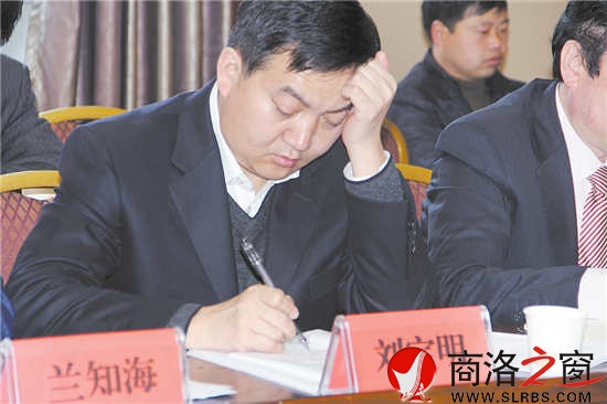 代表認真研讀政府工作報告，反復(fù)推敲發(fā)言稿。        （記者 李 亮 攝）