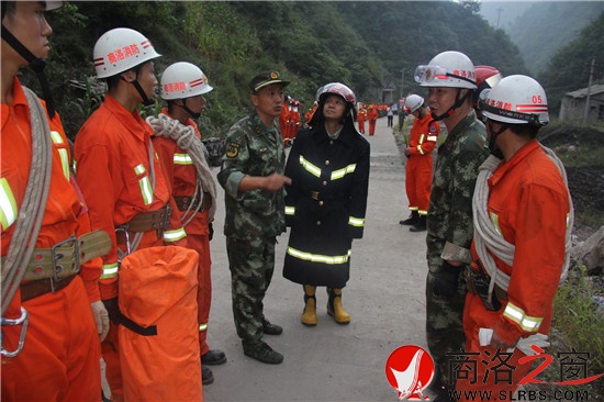夜幕降臨，參與救援的武警戰(zhàn)士仍在接受任務(wù)。