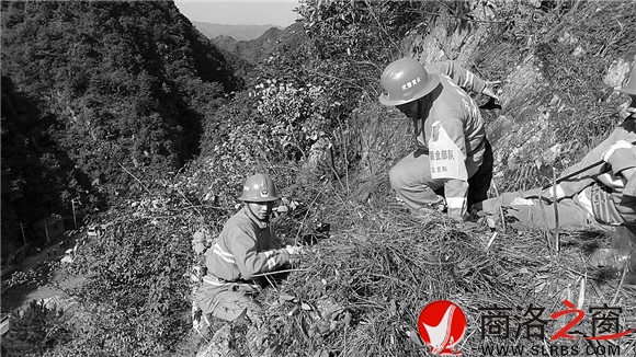 武警黃金五支隊(duì)的戰(zhàn)士攀爬上滑坡區(qū)左邊山體，實(shí)地檢查地質(zhì)災(zāi)害隱患