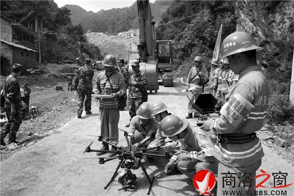 準(zhǔn)備起飛無人機(jī)，空中監(jiān)測地質(zhì)隱患點(diǎn)