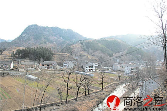 寧靜的小山里，散落著安逸的村莊。
