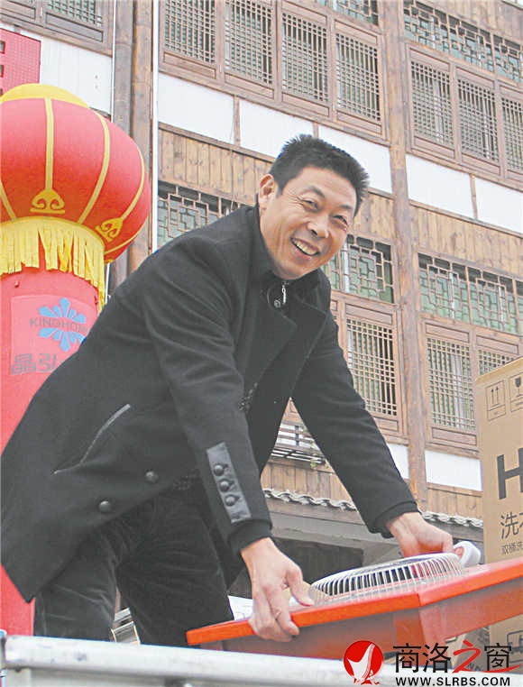 美麗鄉(xiāng)村建設(shè)以來，李棟梁的家電生意好了很多。采訪當(dāng)天，他就賣出去十幾件貨。