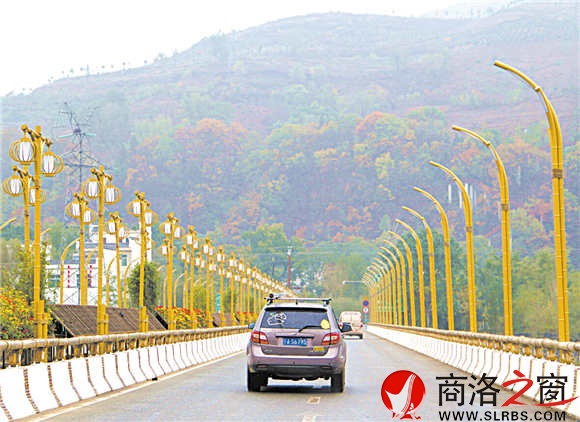 用竹燈、竹子、竹欄、花卉等裝點(diǎn)的丹江景觀橋，也是竹林關(guān)的迎賓通道。