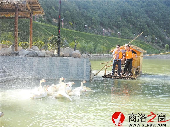 泛舟后灣湖，別有一番感覺(jué)。