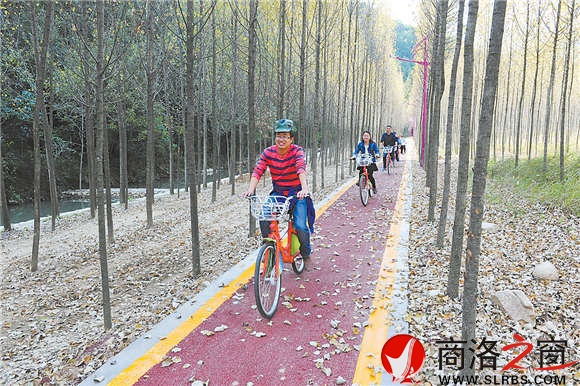 后灣村有專門的公共自行車服務(wù)點(diǎn)，有許多條修建漂亮的自行車道，無(wú)論什么季節(jié)騎車暢游在村子中間，都是一種極其愉悅的享受。