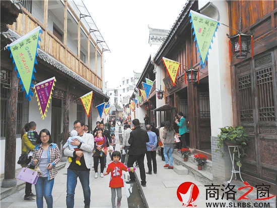 云鎮(zhèn)老街改造升級(jí)后，游客紛至沓來(lái)，成為鎮(zhèn)安一個(gè)新的旅游熱點(diǎn)。