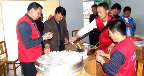 “紅馬甲”走進(jìn)敬老院