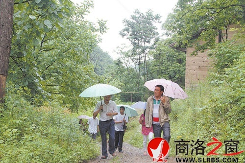 計生局黨員干部冒雨調研包扶村產(chǎn)業(yè)發(fā)展