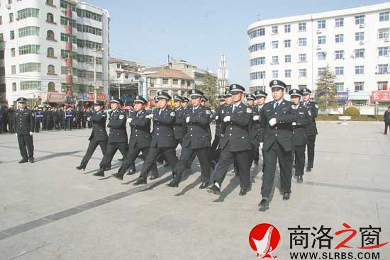 近日，城關(guān)派出所開展民警大練兵，使全體民警以飽滿的精神投入到工作中。