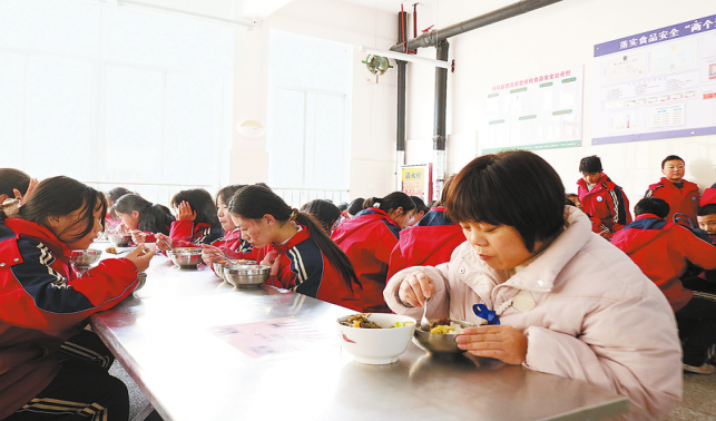 陽光校餐，守護學生“舌尖上的幸?！?>
        <div   id=