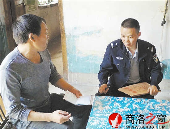 程曉明在巡邏過程中，每當(dāng)遇到小商小販時(shí)，都會停下來與他們閑聊，從而獲得一些有價(jià)值的信息。