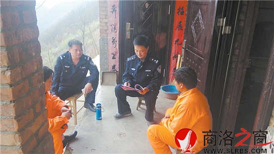 汪義軍在小嶺鎮(zhèn)陜銀礦民爆庫房與工作人員了解情況，進(jìn)行安全檢查。