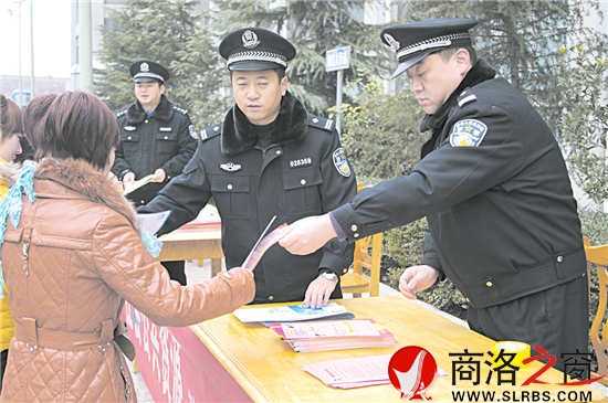 春節(jié)過后，趁著農(nóng)民工返鄉(xiāng)，鄭博與同事深入園區(qū)進(jìn)行普法宣傳。