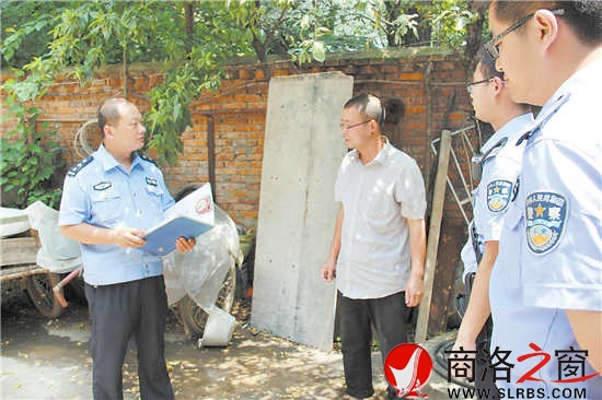 處理家庭、鄰里之間的矛盾糾紛成為薛向珺(左一)日常工作的重要內(nèi)容。