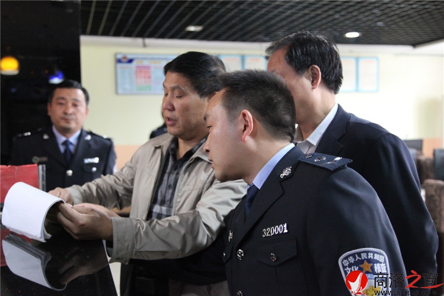 2015年5月文化市場執(zhí)法人員檢查網吧.jpg