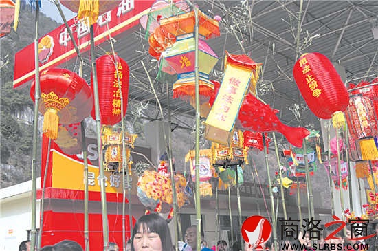 柞水縣將法治文化融入民俗文化活動當(dāng)中，圖為慶元宵舞龍燈活動現(xiàn)場。