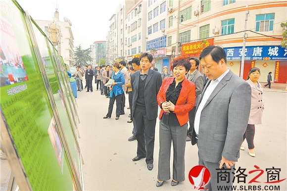 商南把陽(yáng)光信訪的流程制成展板，巡回全縣進(jìn)行宣傳。