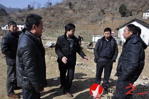 鎮(zhèn)上領(lǐng)導實地指導陜南移民搬遷工程建設(shè).JPG