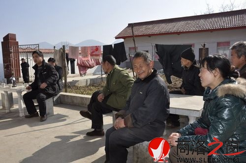 鎮(zhèn)上領(lǐng)導在西溝敬老院現(xiàn)場辦公.JPG