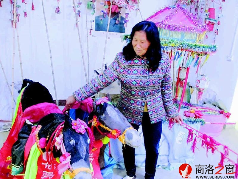 花鼓戲演出的各種器樂一應(yīng)俱全，大都是自己用手做成。