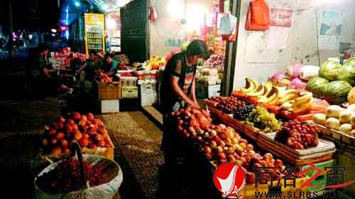 夜幕降臨，普通水果小店依然等待著顧客。