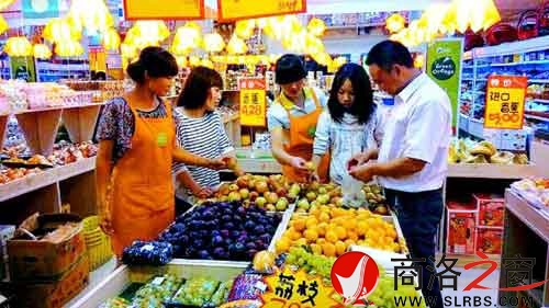 環(huán)境優(yōu)美的水果專賣店里，店員耐心地幫著顧客挑選水果。