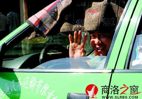看到記者采訪(fǎng)，旁邊的出租車(chē)司機(jī)熱心地打了個(gè)招呼。